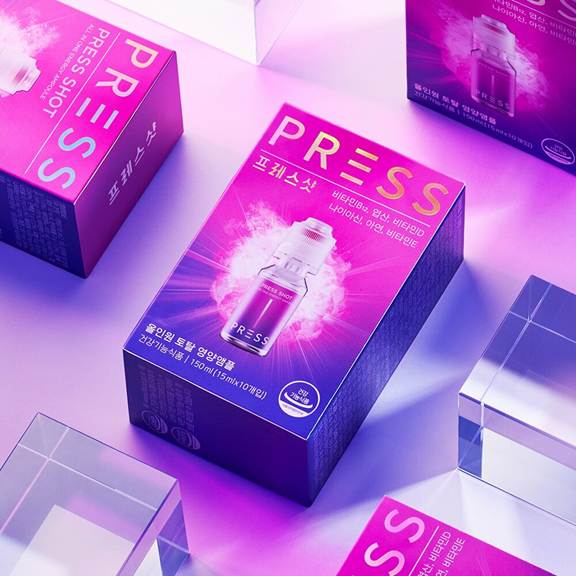 ショット型インナービューティードリンク「Presssshot」のパッケージが、ピンク背景の中で複数置かれている写真。