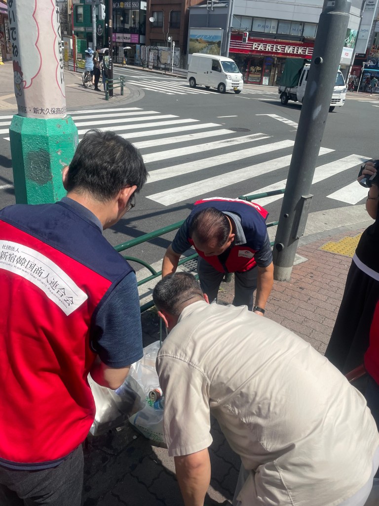 신오쿠보 거리에서 정기 클린활동에 참여하는 사람들, 쓰레기를 수거하는 모습
