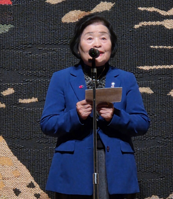 한일문화예술교류한마당에서 발언 중인 여성 발표자.
